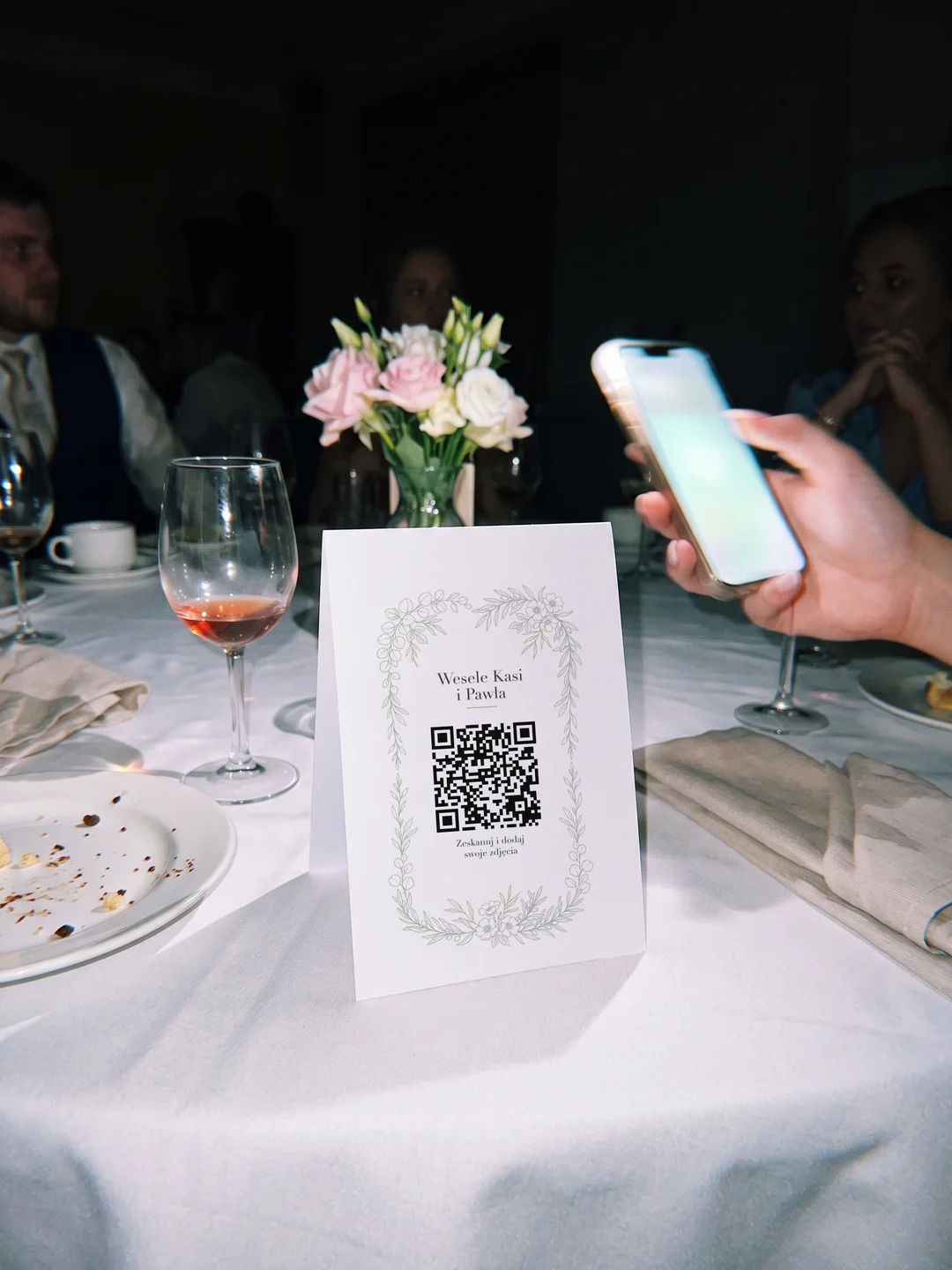 Winietka z kodem QR na stole weselnym